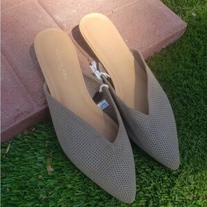 American Eagle Outfitters Pointed Toe Nude / Light
BrownFlat Mules Size 9